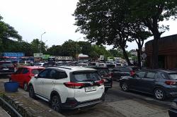Rest Area KM 62 Karawang Timur dan KM 52 Arah Jakarta Padat Padat