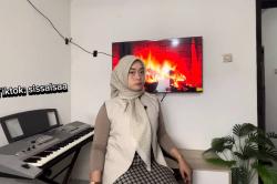 Viral Video Bu Guru Salsa Durasi 4 Menit 6 Detik Pamer Bakat Terpendam, Netizen Pro-Kontra!