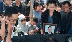 Tangis Keluarga Pecah Iringi Proses Pemakaman Ray Sahetapy, 3 Putranya Pangku Jasad sang Ayah