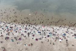Penampakan dari Udara Pantai Ancol Dipadati Ribuan Wisatawan