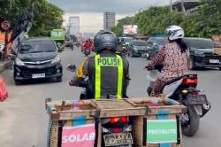 Unik, Polisi di Lampung Tengah Keliling Bawa BBM Gratis untuk Pemudik<