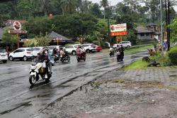 Jalur Gentong Diguyur Hujan Deras, Waspada Jalanan Licin