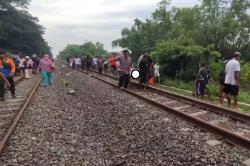 Kecelakaan di Lamongan, Kakak Adik Boncengan Motor Tewas Tertabrak Kereta Api<