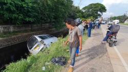 Mobil Wisatawan asal Jakarta Timur Tabrak Angkot hingga Nyemplung ke Kali di Cilegon<