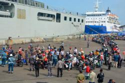 Antusiasme Ribuan Pemudik Balik ke Jakarta Naik Kapal Perang TNI AL   