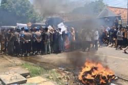 Ribuan Warga Sampang Unjuk Rasa Tolak Penundaan Pilkades, Harus Digelar Tahun Ini!<