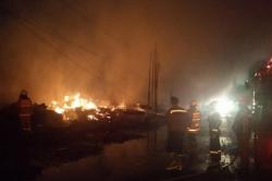 Kebakaran di Sukahaji Bandung, Api Berkobar 3,5 Jam Lahap Puluhan Lapak Penjual Kayu<