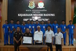 Kejari Badung Gandeng SMK PGRI 2 Memelihara Barang Bukti dan Sitaan Kendaraan Bermotor