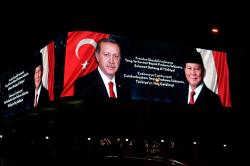 Disambut Meriah, Wajah Presiden Prabowo Terpampang di Videotron Jalanan Turki