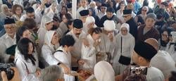 Kalimat Tahlil Berkumandang saat Jenazah Titiek Puspa Dikuburkan, Ratusan Pelayat Menangis Haru 