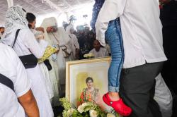 Suasana Haru Pemakaman Jenazah Titiek Puspa di TPU Tanah Kusir