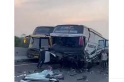 Kecelakaan di Tol Pekalongan, Bus Rombongan Bonek Tabrakan dengan Mobil<