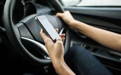 Duh! Sibuk Terima Telepon, Pengemudi Ini Tak Sadar Anaknya Jatuh dari Mobil