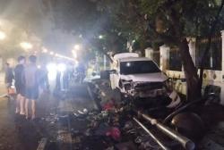 Viral Innova Putih Dikendarai Pelajar Mabuk Tabrak Trotoar Jalan Asia Afrika Bandung<