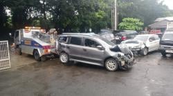 Kecelakaan Beruntun di Tol Cijago Depok, Mobil Grand Livina Ringsek Ditabrak Truk