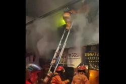 Kebakaran Ruko 3 Lantai di Surabaya, Ayah dan Anak Tewas Terjebak Kobaran Api<
