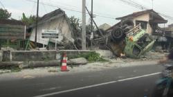 Rem Blong, Truk Semen Tabrak Pemotor dan Bangunan di Lamongan<