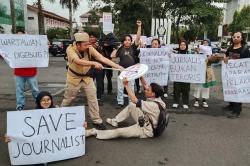 Aksi Solidaritas Kecam Kekerasan Oknum Aparat terhadap Jurnalis