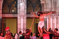 Prosesi Tablo Salib Perjalanan Yesus Kristus di Gereja Katedral Jakarta