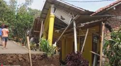 Bencana Tanah Bergerak di Brebes Rusak 170 Rumah, Ratusan Warga Mengungsi<