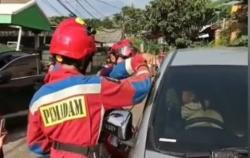 Momen Dramatis Evakuasi Balita yang Terkunci dalam Mobil di Cipayung Jaktim