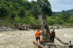 Jembatan Ambruk Diterjang Arus Banjir, 230 KK di Kolaka Utara Terisolasi <