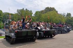 Reuni, Ratusan Mantan Relawan Rumah Sakit Darurat Covid-19 Naik Tank Marinir