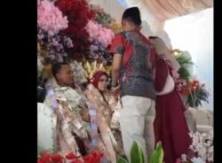 Viral Pernikahan bak Anak Sultan di Bangkalan, Pengantin Bermandikan Uang Saweran<
