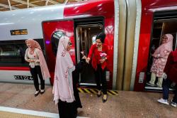 Potret Petugas Kereta Cepat Kenakan Kebaya Peringati Hari Kartini