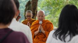 Ratusan Umat Buddha Meditasi dan Tanam Pohon di TMII Jelang Waisak