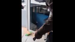 Pemotor di Palembang Ngamuk Rusak Pintu Pos Polisi karena Ditilang, Kini Ditahan<