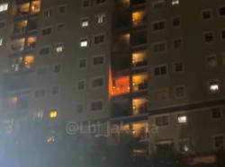 Kebakaran Landa Apartemen di Kemayoran, Api Terlihat Muncul dari Balkon