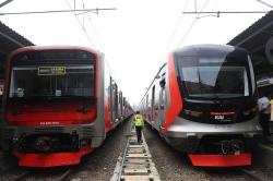 Parade Kereta Commuter dari Masa ke Masa Rayakan Seabad KRL Indonesia