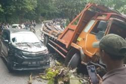 Ngeri! Begini Kronologi Tabrakaan Beruntun 6 Mobil dan 3 Motor di Padang Panjang<