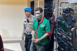 Tampang Fachri Albar Tertunduk Lesu, Diborgol dan Pakai Baju Tahanan Narkoba