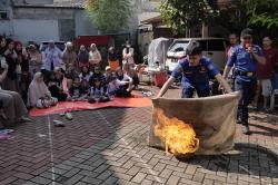 Damkar Depok Edukasi Warga Cinangka: Cegah Ledakan Gas Elpiji 3 Kg!