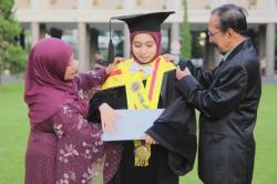 Kisah Inspiratif Dewi Agustiningsih, Dinobatkan Lulusan Tercepat dan Termuda S3 di UGM<