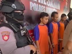 Gadis Pelayan Angkringan di Jombang Diperkosa 3 Pria, 1 di Antaranya Bos<