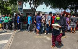 Ratusan Warga Antre Sembako Murah yang Disalurkan Mahasiswa