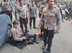 Ricuh Aksi May Day di Semarang, Kapolda Turun Tangan Bantu Anggota Luka<