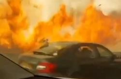 Horor! Penampakan Hebatnya Kebakaran Hutan Israel, Api Lahap Mobil di Jalan Penumpang Berlarian