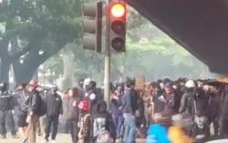 Hari Buruh, Massa Berpakaian Hitam Bentrok dengan Polisi di Dago Bandung<