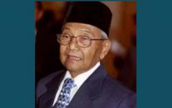 Siapa Rektor UGM Saat Jokowi Kuliah? Mengungkap Sosok Pemimpin Kampus di Tengah Kontroversi Ijazah Palsu