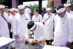 Bupati Badung Tandatangani Prasasti Melaspas di Banjar Tengah Kaler Desa Gulingan<