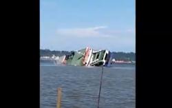 Detik-Detik Kapal Ferry Mukhlisa Tenggelam di Teluk Balikpapan, 2 ABK Masih Terjebak