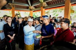 Jelang Hari Galungan, Bupati Badung Serahkan Bansos Rp2 Juta Tiap KK<