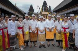 Bupati Adi Arnawa Pimpin Penganyaran Pemkab Badung ke Pura Besakih