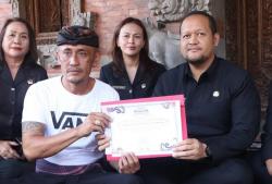 Wabup Alit Sucipta Serahkan Penghargaan Tertib Administrasi Pengurusan Akte Kematian