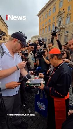 Kardinal Suharyo Dikerumuni Media Asing hingga Beri Berkat Warga Sekitar