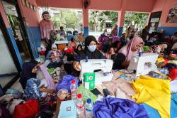 Potret Ibu-Ibu Jaksel Belajar Membuat Kerajinan Tangan